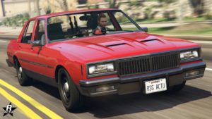 Vue avant de la voiture de police Declasse Impaler LX Cruiser. Elle est intégralement de couleur rouge avec des finitions gris métallisées. Aucun signe extérieur indique qu'il s'agit d'une voiture de police, tél une voiture banalisé. Cependant on peut voir à l'intérieur un gyrophare rouge sur le tableau de bord, ainsi que des radios pour contacter le central.
