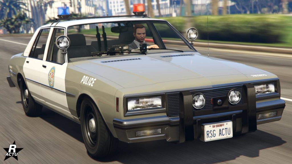 Image de la voiture de police Declasse Impaler LX Cruiser dans le jeu vidéo GTA Online. La peinture du véhicule est un duo de gris beige et de blanc sur les portières qui disposent de l'éclusions de la police de la ville de Los Santos (LSPD). Le toit porte un double gyrophare rouge et bleu qui date du siècle passé.