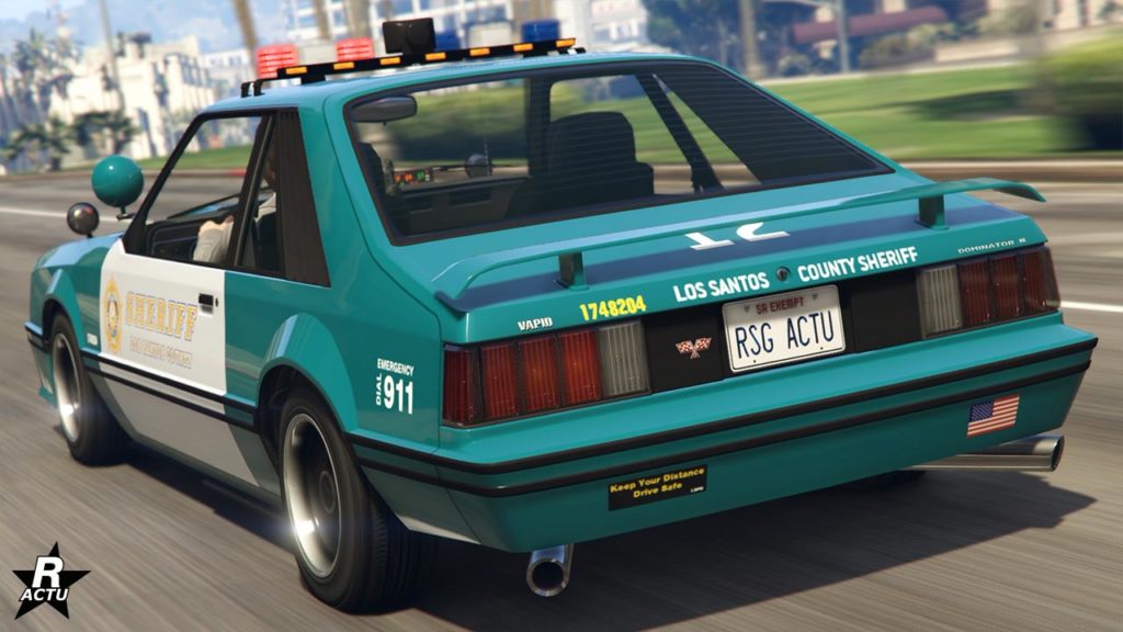 Vue arrière de la voiture de flic Vapid Dominator FX Interceptor dans le jeu vidéo Grand Theft Auto Online. Le véhicule a un duo de couleur vert pétrole et blanc, le logo du shérif se trouve sur les portières, tandis que différentes autres inscriptions se trouvent à l'arrière, notamment "911" et " Voiture 12".