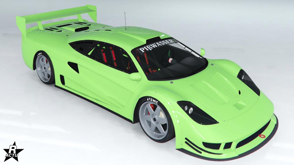La supersportive Progen Tyrus dans GTA Online, la voiture est de couleur verte et ne dispose d'aucun motif sur sa carrosserie.