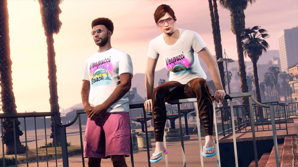 Deux personnages de GTA Online portant le t-shirt et les tongs Vespucci Beach