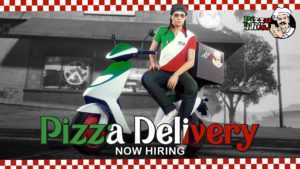 Un personnage de GTA Online assis sur le scooter de livraison de pizzas