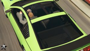 L’image montre une vue de dessus d’une voiture de couleur vert vif du jeu vidéo GTA Online. Plus précisément, il s’agit du modèle Annis Euros X32, et l’accent est mis sur son toit en verre. À travers le toit transparent, on peut voir le conducteur à l’intérieur du véhicule. L’intérieur de la voiture est détaillé avec des éléments comme les sièges, le tableau de bord et le volant clairement visibles. Cette perspective met en valeur la caractéristique de design du toit en verre et donne un aperçu de son apparence vue de dessus dans l’environnement du jeu.