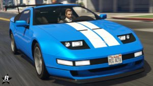 L’image montre une voiture de type coupé de couleur bleu vif avec des bandes de course blanches qui descendent au centre du véhicule. Cette voiture, nommée “Annis Euros X32”, est représentée dans un environnement urbain ensoleillé du jeu vidéo GTA Online. La vue de devant met en valeur son design élégant avec des phares escamotables, un capot ventilé et un pare-chocs avant distinctif avec des feux de brouillard intégrés. La voiture a un profil bas avec des lignes aérodynamiques indiquant des capacités de vitesse et de performance. Une plaque d’immatriculation personnalisée indique “R5G ACTU”; les initiales de notre site web.