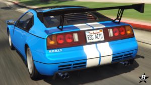 L’image montre la vue arrière d’une voiture de sport de type coupé de couleur bleu vif avec des bandes de course blanches. La voiture est équipée d’un grand aileron arrière noir, et le nom du constructeur “Annis” est visible à l’arrière. La plaque d’immatriculation indique “RSC ACTU”. Il y a quatre feux arrière circulaires rouges, et en dessous d’eux, il y a une zone ventilée qui sert probablement de partie du système de refroidissement de la voiture. Le nom complet de la voiture est Annis Euros X32.