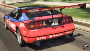 L’image montre une vue arrière de la voiture de couleur rouge dans le jeu vidéo GTA Online, spécifiquement le modèle Annis Euros X32. Le véhicule est représenté en mouvement, avec un sentiment de vitesse véhiculé par l’arrière-plan flou. La voiture présente plusieurs logos et décalcomanies de sponsors, dont “Xero” et “Fukaru”. Il y a aussi une plaque d’immatriculation qui indique “RSG CTU”. Le design de la voiture rappelle les voitures de sport du monde réel avec sa forme de carrosserie élégante, son aileron arrière et ses feux arrière distinctifs.