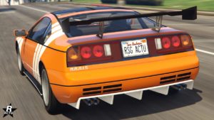 L’image montre la vue arrière d’une voiture de sport orange avec le nom du modèle Annis Euros X32 écrit dessus. La voiture présente un aileron arrière noir proéminent, des feux arrière circulaires distinctifs, un pare-chocs arrière ventilé et une plaque d’immatriculation qui indique “RSG ACTU”. Le cadre de l'image est une route avec un flou de mouvement indiquant la vitesse.