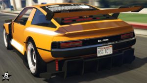 L'arrière de la voiture Bollokan Envisage. Elle est couleur jaune avec des accents de blanc sur les côtés latéraux du véhicule.