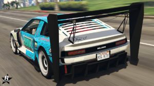 Vue arrière de la voiture Bollokan Envisage dans GTA Online, elle est de couleur blanche et bleue sur ses côtés. Un aileron plus que démesuré trône à l'arrière. Le pare-brise arrière est fermé par une persienne.