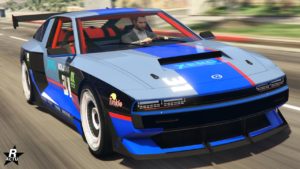 Vue avant de la voiture coréenne Bollokan Envisage dans le jeu vidéo Grand Theft Auto Online. Le véhicule est de couleur bleu ciel avec certaines parties qui sont dans un bleu plus vif. Le capot dispose d'une grande aération horizontale à son centre.