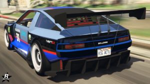 Vue arrière du véhicule Bollokan Envisage dans GTA Online. La voiture est de couleur bleu ciel et bleu ultra selon les parties du véhicule. Un aileron en carbone est attaché sur le coffre, le pare-brise arrière et son contour sont recouverts de carbone.