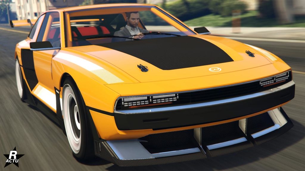 L'avant de la voiture Bollokan Envisage dans le jeu GTA Online. Le bolide est de couleur jaune, avec des lignes blanches sur le capot et les côtés latéraux, ainsi que du carbone recouvrant le centre du capot.