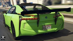 L’image montre la vue arrière d’une voiture de sport vert vif provenant du jeu vidéo GTA Online, il s'agit de l’Ubermacht Niobe. Le véhicule allemand présente des éléments de design distinctifs tels qu’un grand aileron arrière noir, des feux arrière élégants, des échappements doubles et une plaque d’immatriculation personnalisée portant l’inscription “RSG ACTU”. La voiture est représentée dans une rue de la ville de Los Santos.