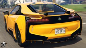 L’image montre la vue arrière d’une voiture Ubermacht Niobe jaune dans le jeu GTA Online. La voiture présente un design distinctif avec un diffuseur arrière noir, des échappements doubles et des feux arrière élégants qui enveloppent les côtés. La plaque d’immatriculation porte l’inscription “RSG ACTU”.