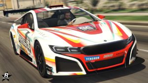 L’image montre une voiture de sport blanche avec des lignes rouges, arborant un design élégant avec des lignes nettes et des courbes aérodynamiques. La voiture est l'Ubermacht Niobe et elle possède des phares LED distinctifs, une calandre noire avec des lamelles horizontales et de grandes prises d’air sur le pare-chocs avant. Le véhicule est représenté sous un angle dynamique suggérant le mouvement et la vitesse.