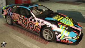 La voiture de type coupé, Annis Euros X32 disposant du motif "Course HSW" sur sa carrosserie.