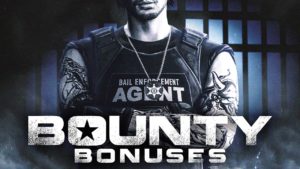 Un personnage de GTA Online croisant les bras, il est habillé de la tenue de chasseur de primes et le texte "bonus dans les primes" est écrit en anglais