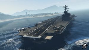 Le porte-avions ATT-16 dans GTA Online au bord de la base militaire de Ford Zancudo dans l'activité du mode rivalité "Assaut de l'ATT-16"