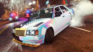 Vue avant de la berline allemande Benefactor Vorschlaghammer, elle est de couleur blanche et dispose du motif de carrosserie "Géométrie dégradée". La voiture roule de nuit dans une rue de Los Santos tout en dérapant, poursuivit par deux voitures de police.