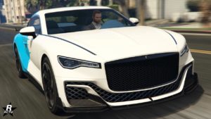 Vue de face du véhicule Enus Paragon S dans Grand Theft Auto Online. La peinture de la voiture est blanche avec une partie bleue vif pour son arrière.