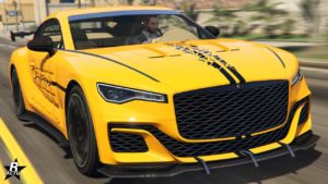 L'avant de l'Enus Paragon S, le véhicule de GTA Online est peinte en jaune vif avec deux bandes fines et perpendiculaires noirs qui la traverse verticalement. Sur ses portières, un blindage renforcé est visible.