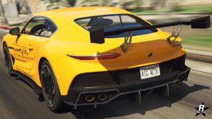 Image de la voiture Enus Paragon S vue de son arrière dans le jeu GTA Online. La peinture du véhicule est intégralement jaune, un aileron en carbone est attaché au coffre et le diffuseur en carbone à ses extrémités chromées.