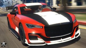 Image d'une vue avant du véhicule Enus Paragon S dans le jeu vidéo GTA Online. La carrosserie est rouge vif, son capot est intégralement en carbone et a une grande barre blanche qui la traverse verticalement.