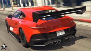 Vue arrière de la sportive Enus Paragon S dans GTA Online. La voiture est peinte en rouge, a un grand aileron en carbone, un diffuseur arrière et un bas de caisse en carbone avec les extrémités chromées.