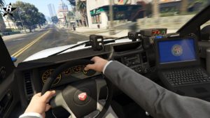 Vue de l'habitacle intérieur de la voiture Bravado Dorado Cruiser, un ordinateur de police est présent à droite du tableau de bord.