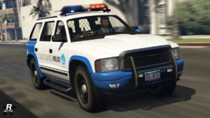 Vu avant de la voiture de flic Bravado Dorado Cruiser dans le jeu vidéo GTA Online, le véhicule est de couleur blanche avec des accents bleus