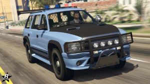 La voiture de police Bravado Dorado Cruiser vue de devant, la peinture est de couleur bleue tirant vers le violet et le véhicule dispose d'un imposant capot en carbone avec deux prises d'air.