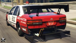 Vue arrière de la voiture Declasse Impaler SZ Cruiser dans le jeu vidéo GTA Online. Le véhicule est peint en blanc et rouge, le pare-chocs arrière n'est pas présent et a un diffuseur imposant en carbone accroché à la place du pare-chocs. Un grand aileron en carbone trône sur le coffre et le pot d'échappement ressort de la voiture en forme de coude sur plusieurs centimètres.