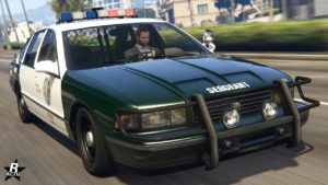 Vue avant de la voiture de police Declasse Impaler SZ Cruiser, elle est peinte en blanc et vert. Les inscriptions habituelles de véhicules de flics sont inscrites sur les côtés latéraux et sur le capot, le mot "sergent" s'y trouve en plus.