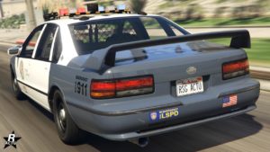 Le véhicule Declasse Impaler SZ Cruiser vue de derrière. La voiture de police estpeinte en blanc et gris et a un aileron accroché sur son coffre.