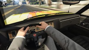 Vue interne de la voiture Bravado Greenwood. On y voit le tableau de bord et l'habitacle, les compteurs de vitesses sont imbriqués dans une boiserie.