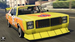 Vue avant de la grosse cylindrée Bravado Greenwood dans le jeu GTA Online, la voiture est peinte en jaune, a le motif de carrosserie "Limited Gasoline" et a un pare-chocs de course.