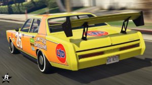 La voiture Bravado Greenwood vue de l'arrière, elle est de couleur jaune et a un grand aileron imposant.