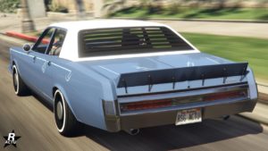 La voiture Bravado Greenwood vue de l'arrière. Elle est peinte en bleu nautique et en blanc pour son toit. Elle dispose également d'un aileron en forme de bec de canard