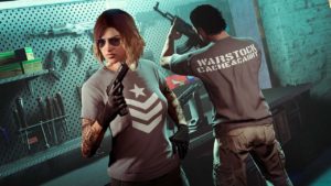 Deux personnages de GTA Online portant le t-shirt Warstock de couleur gris, les personnages sont orientés pour dévoiler à la fois l'avant et l'arrière du t-shirt.