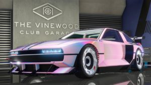 La voiture Bollokan Envisage posant dans le garage de 100 places Vinewood Car Club qui est réservé aux abonnés GTA+
