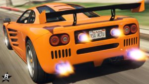 Image de la voiture Progen GP1 vue de l'arrière dans le jeu vidéo GTA Online. Le véhicule est de couleur orange, elle a un grand aileron en carbone et les 4 pots d'échappement crachent des flammes.