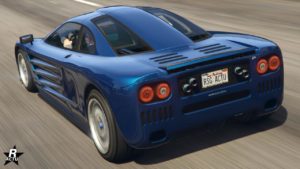 Vue arrière et légèrement surélevée de la voiture britannique Progen GP1 dans GTA Online, le véhicule est peint en bleu.
