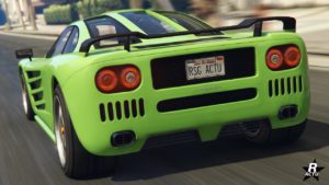 Vue arrière de la Progen GP1 dans GTA Online. La voiture est peinte en verte lime, à des phares arrière ronds et un petit aileron en carbone.