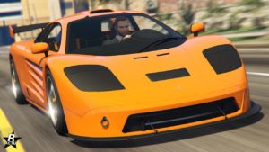 La voiture Progen GP1 vue de devant dans le jeu GTA Online. La carrosserie du véhicule est de couleur orange et les phares avant sur le capot sont recouverts par du carbone.