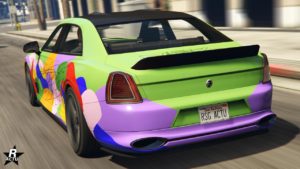 L'Enus Deity vue de l'arrière, la carrosserie est peinte en verte lime, les décalcomanies des taches de peintures de l'image précédente sont toujours présentes sur les côtés lactéaux de la voiture, mais aussi à l'arrière de celle-ci. Elle possède également un aileron en forme de bec de canard.