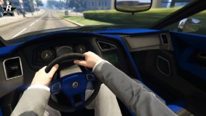 Image de l'intérieur de la voiture Enus Deity du point de vue du conducteur. L'habitacle est dans les standards des véhicules des années 2020 avec une console centrale disposant d'un écran. Le tableau de bord est recouvert d'une matière de couleur bleue.