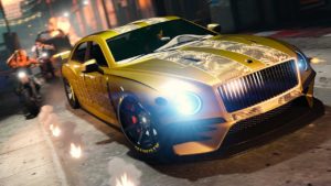 L'Enus Deity vue de devant, la voiture se trouve dans une ruelle de GTA Online de nuit, la carrosserie du véhicule est dorée.