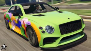 Le véhicule britannique Enus Deity dans GTA Online vue de devant. La carrosserie est peinte en verte lime, les côtés latéraux disposent des décalcomanies représentants des taches de peintures de toutes les couleurs et le capot a des ventilations en carbone.