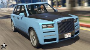 image de la voiture Enus Jubilee présentée avec une vue avant. Le véhicule est peint en bleu ciel et a son capot en carbone.