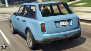 Image arrière du véhicule Enus Jubilee dans GTA Online. Le SUV est de couleur bleu ciel sur toute sa carrosserie et son aileron de toit est en carbone.